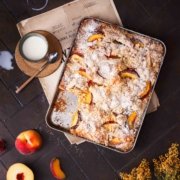 Pfirsich und Passionsfrucht. Was für eine Kombination. Hey, es ist Sommer! Man muss kein erfahrener Bäcker sein, um diesen köstlich einfachen Blechkuchen zu backen. Minimaler Aufwand. Ich liebe ihn noch lauwarm mit einer Kugel Eis oder einem Klecks Vanillesoße.