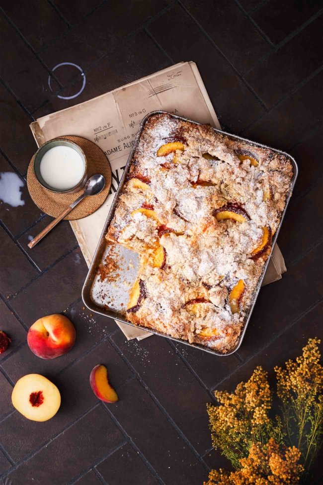 Pfirsich und Passionsfrucht. Was für eine Kombination. Hey, es ist Sommer! Man muss kein erfahrener Bäcker sein, um diesen köstlich einfachen Blechkuchen zu backen. Minimaler Aufwand. Ich liebe ihn noch lauwarm mit einer Kugel Eis oder einem Klecks Vanillesoße.