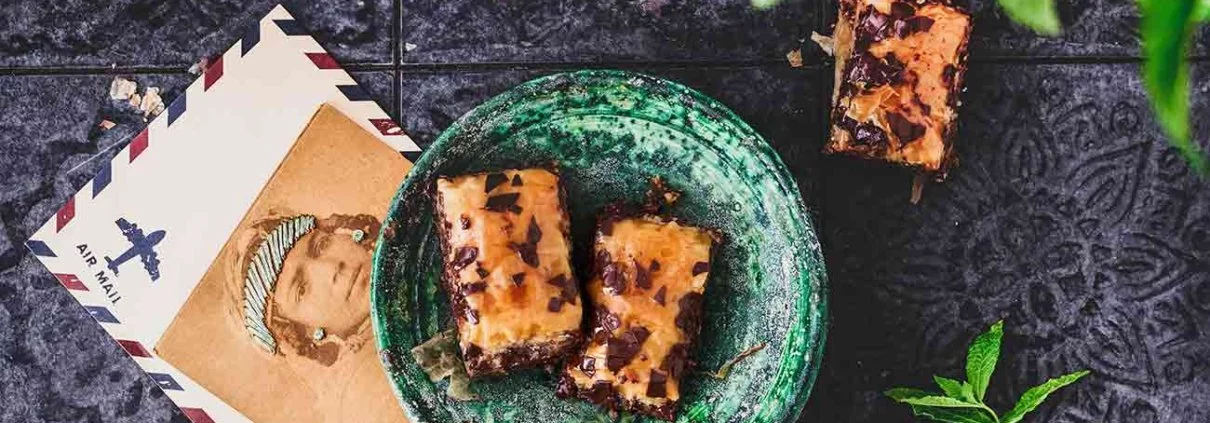 Ich bin etwas Baklava verliebt. Ich weiß auch, dass einige von euch denken, dass Baklava aufgrund der vielen Schichten eine schwierige Sache ist, aber das ist es nicht. Es ist eigentlich eine ziemlich einfache Sache, wenn ihr mich fragt. UND es ist so lecker. Ich meine, es hat Schichten aus buttrigem Teig, Schokolade und Nüssen. Was kann man daran nicht lieben?