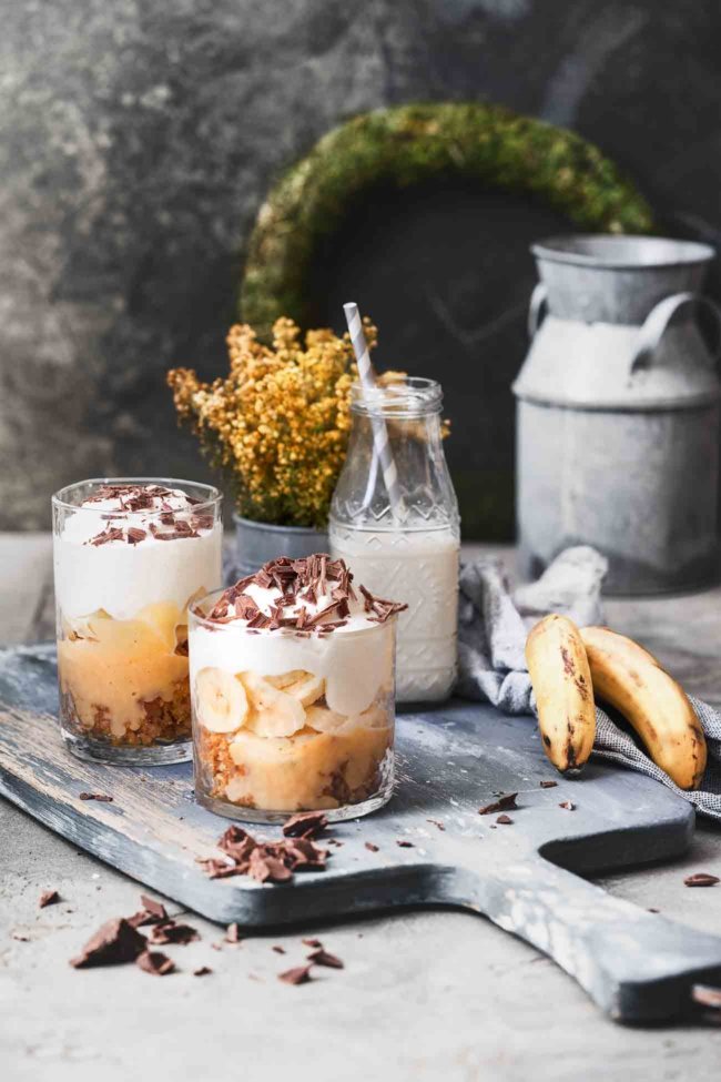 Wusstet ihr, dass die besten Rezepte einfach aus dem Nichts entstehen? Vor einigen Tagen war ich im Europapark und durfte deren neues Kochbuch shooten. Und dieser saftige Banoffee Pie ist mir seitdem nicht mehr aus dem Kopf gegangen. Und dann war es soweit. Einige meiner Lieblingsrezepte sind die Rezepte, bei denen ich einfach anfange, Dinge zusammenzuwerfen. Herausgekommen ist ein Banoffee-Pie im Glas.