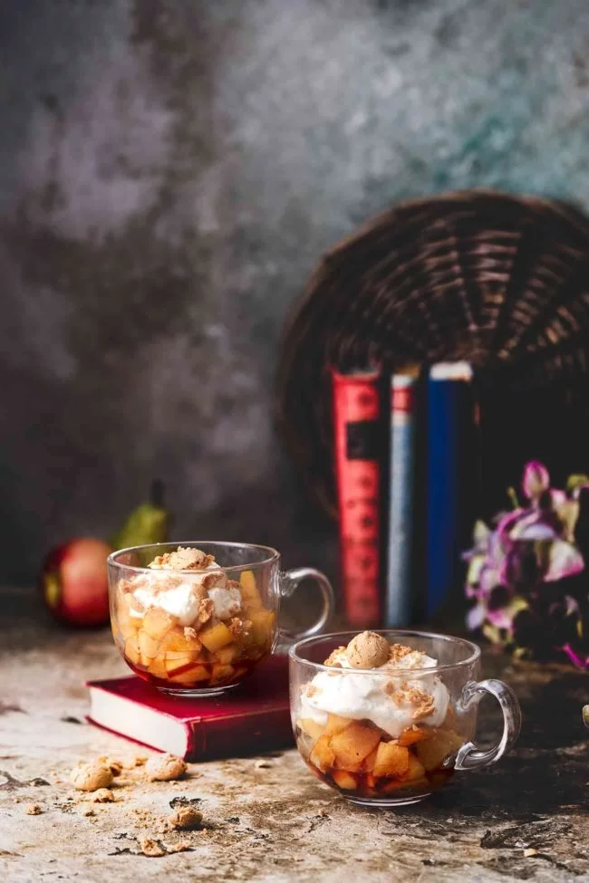 Beim Anblick dieses Desserts leuchten meine Augen und das hat nichts damit zu tun, dass das Wochenende vor der Tür steht, sondern dass es einfach köstlich schmeckt und ein Glas voller Kompott mit Zimt-Sahne im Kühlschrank auf mich wartet. Ich kann es gar nicht erwarten, bis es endlich Mittag wird.