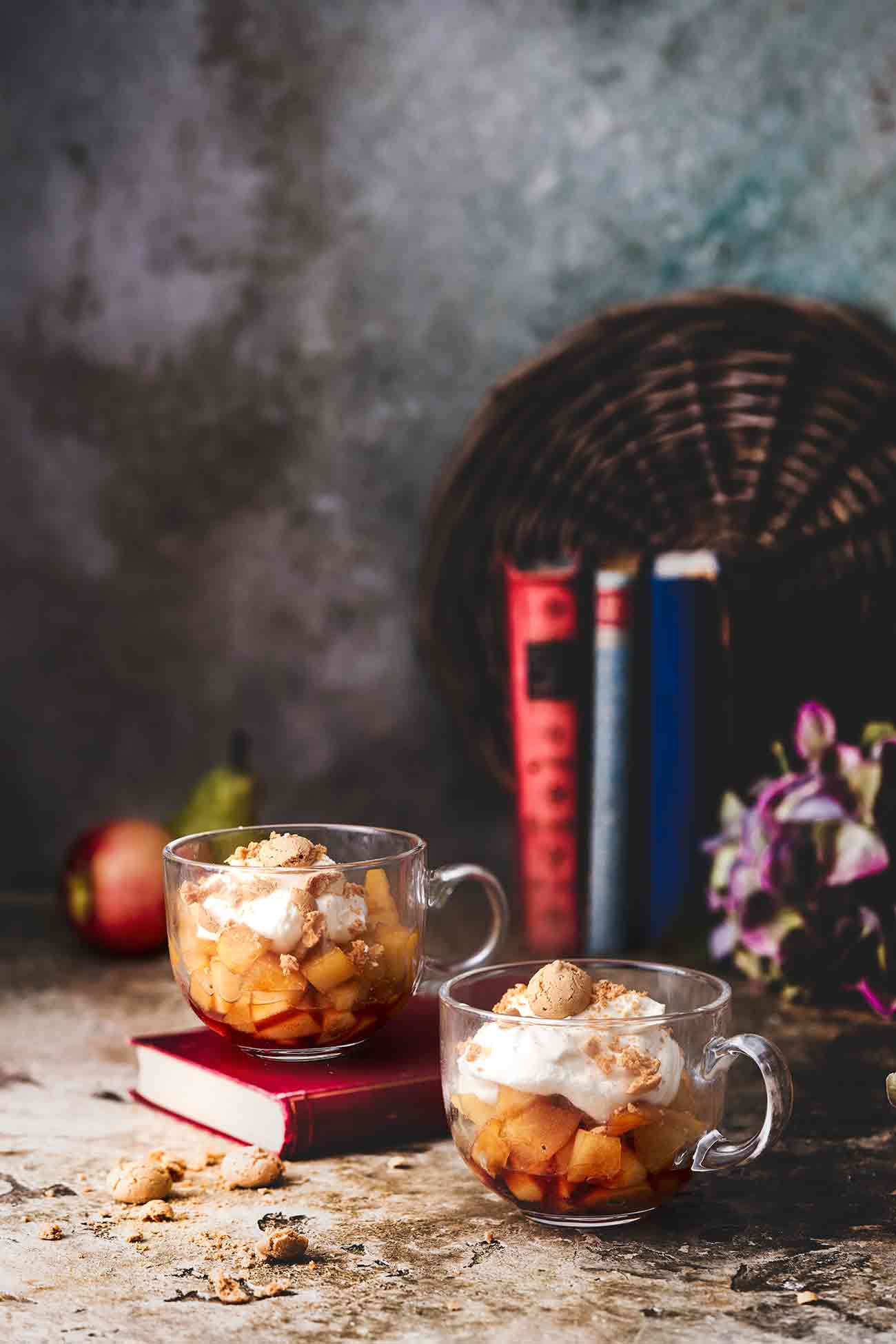 Beim Anblick dieses Desserts leuchten meine Augen und das hat nichts damit zu tun, dass das Wochenende vor der Tür steht, sondern dass es einfach köstlich schmeckt und ein Glas voller Kompott mit Zimt-Sahne im Kühlschrank auf mich wartet. Ich kann es gar nicht erwarten, bis es endlich Mittag wird. 