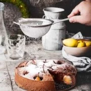 Wenn ich Schokoladenkuchen backe, dann am liebsten mit saftigen Birnen. Und da ich den kleinen Birnen nicht widerstehen konnte, durften sie direkt im Ganzen mit in den Kuchen. Ein saftiger, schokoladiger Kuchen mit einem Hauch Zimt. Herrlich.