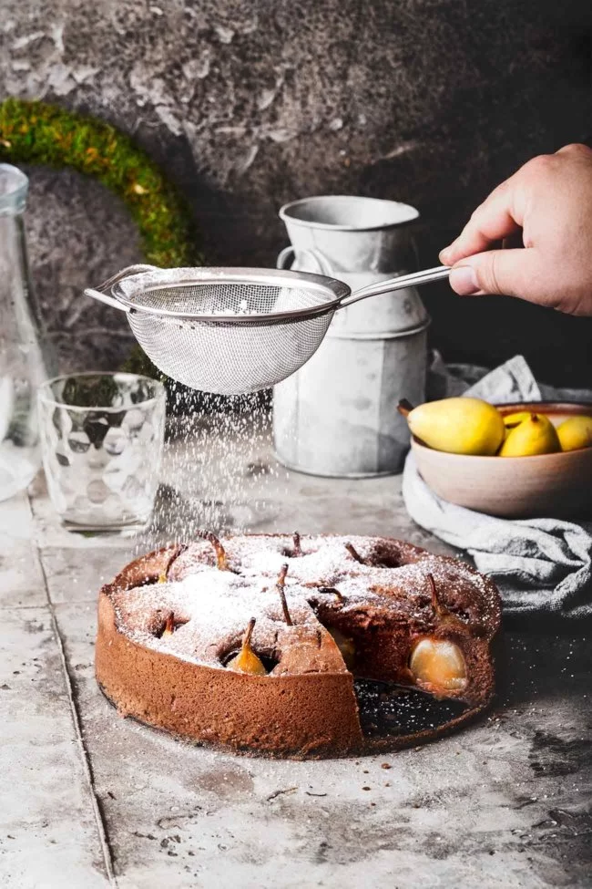 Wenn ich Schokoladenkuchen backe, dann am liebsten mit saftigen Birnen. Und da ich den kleinen Birnen nicht widerstehen konnte, durften sie direkt im Ganzen mit in den Kuchen. Ein saftiger, schokoladiger Kuchen mit einem Hauch Zimt. Herrlich.