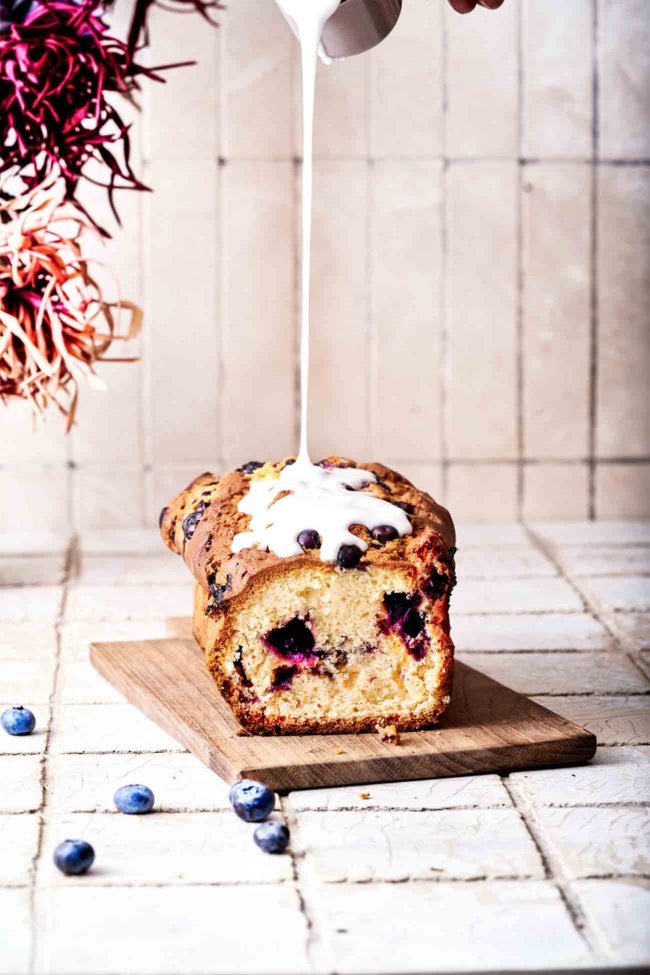 Hach, was mag ich diese einfachen Kastenkuchen, wenn sie schön saftig sind. Blaubeeren und Zitrone sind schon eine richtig gute Kombination, aber wenn der Zuckerguss noch eine ganz leichte Thymian-Note bekommt…. Ich schmelze dahin.