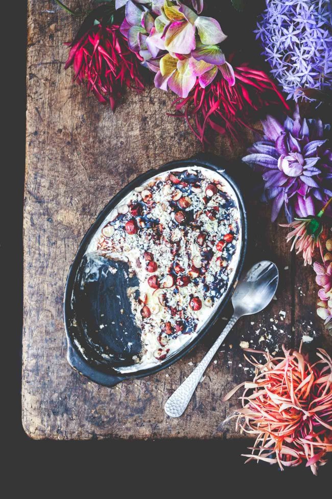 Ich habe wirklich keine Worte für dieses Rezept. Weil Worte nicht einmal annähernd beschreiben, wie wahnsinnig lecker diese Kombination aus Cheesecake und Tiramisu ist. Kommen wir gleich zur Sache. Das Wichtigste zuerst, ihr braucht unbedingt weiße Schokolade, denn geschmolzene weiße Schokolade, die langsam in die steife Sahne gerührt wird…magisch!