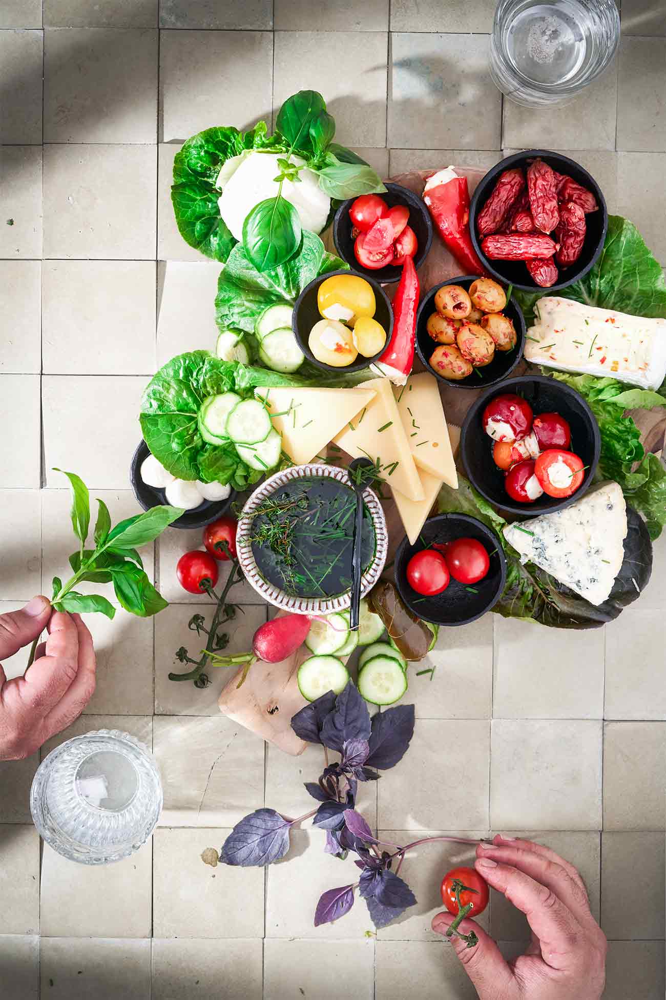 Eine richtig gute Vinaigrette ist die Basis eines guten Salates. Aber eben nicht nur. Eine Vinaigrette muss nicht nur auf dem Salat schmecken, sondern auch als Dip für Brot und kleine Tapas herhalten können. Kaffee bringt ein tolles Aroma in das Dressing und unterstützt die anderen Zutaten. Brauner Zucker gibt dem kräftigen Geschmack der Jacobs Krönung Crema kräftig eine leichte Karamellnote. 