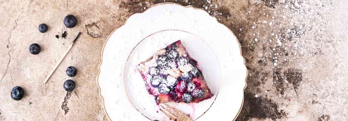 Gestern habe ich diesen buttrigen Hefekuchen gebacken. Die beiden ersten Schnittchen sind noch lauwarm in den Mund gewandert. So lecker. Süß, einfach und lecker. Ein leichter und fluffiger Hefeteig mit fruchtigen Blaubeeren und knackigen Cashewkernen. Der perfekte Beerenkuchen für alle Gelegenheiten.