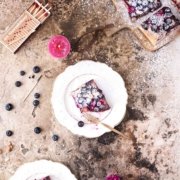 Gestern habe ich diesen buttrigen Hefekuchen gebacken. Die beiden ersten Schnittchen sind noch lauwarm in den Mund gewandert. So lecker. Süß, einfach und lecker. Ein leichter und fluffiger Hefeteig mit fruchtigen Blaubeeren und knackigen Cashewkernen. Der perfekte Beerenkuchen für alle Gelegenheiten.