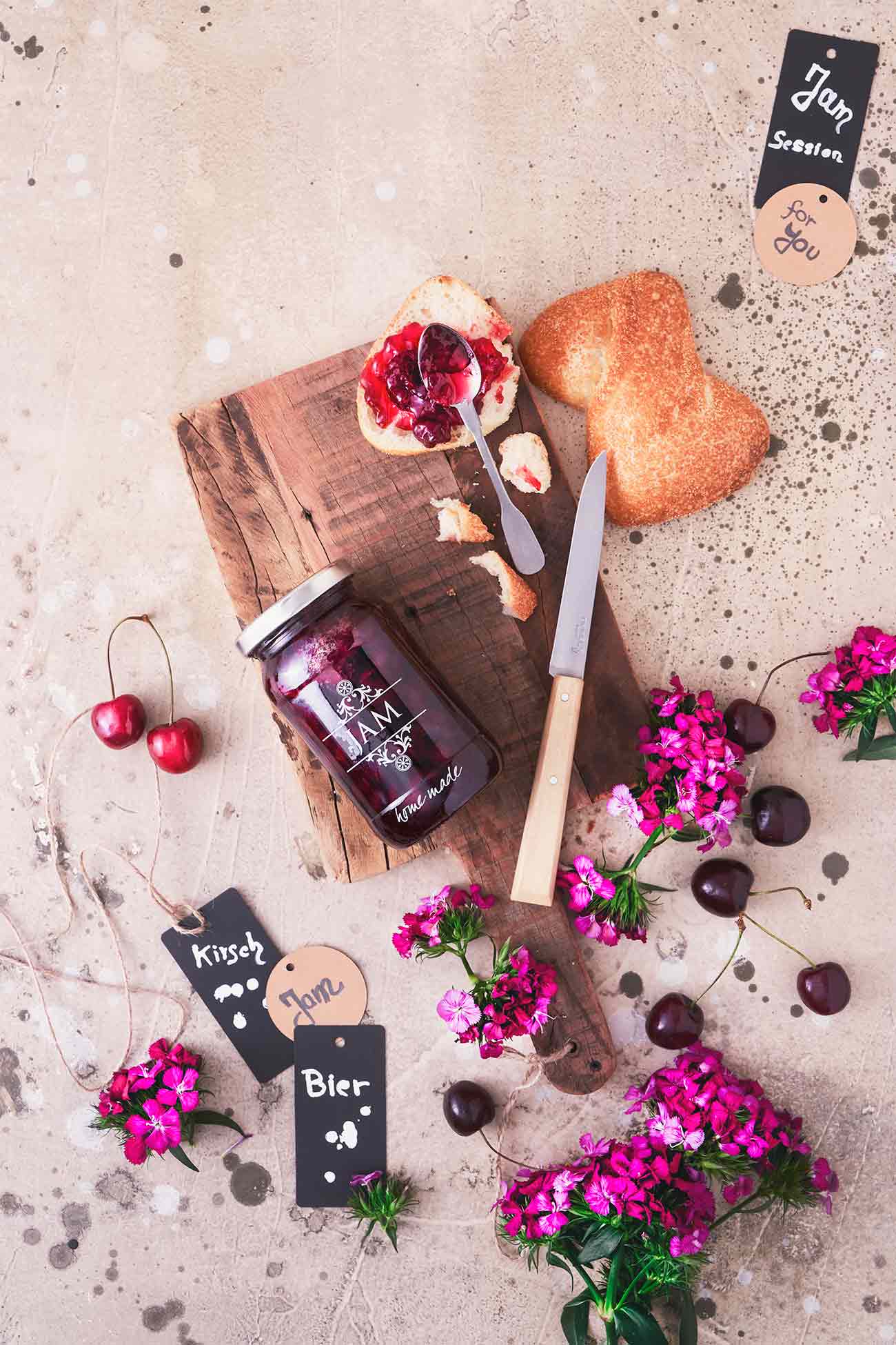 Jetzt wird es erfrischend fruchtig auf dem Brot. Viele von Euch haben ja mitbekommen, dass ich dieses Jahr schon meinen Konfitüren-Vorrat aufgestockt habe, weil es so schnell geht, leckere Konfitüren und Marmeladen herzustellen. Eine habe ich noch: Mit Köstritzer Kirsche erhält meine Kirsch-Konfitüre ein ganz besonderes Malzaroma. 