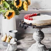 Dieser No-Bake Kokos-Cheesecake ist ein einfaches, so leckeres Dessert ohne Backen, perfekt für das sonnige Wochenende. Die Füllung besteht aus Frischkäse, Sahne und Kokosmilch. Das Topping ist eine Mischung aus fruchtigen Himbeeren und einem Hauch weißer Schokolade.