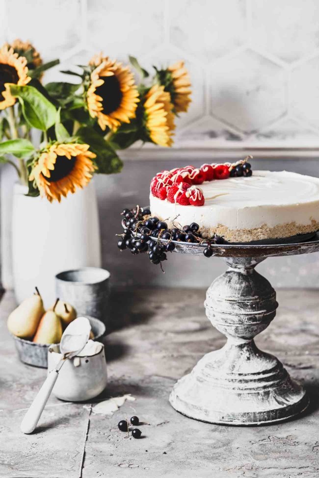 Dieser No-Bake Kokos-Cheesecake ist ein einfaches, so leckeres Dessert ohne Backen, perfekt für das sonnige Wochenende. Die Füllung besteht aus Frischkäse, Sahne und Kokosmilch. Das Topping ist eine Mischung aus fruchtigen Himbeeren und einem Hauch weißer Schokolade.