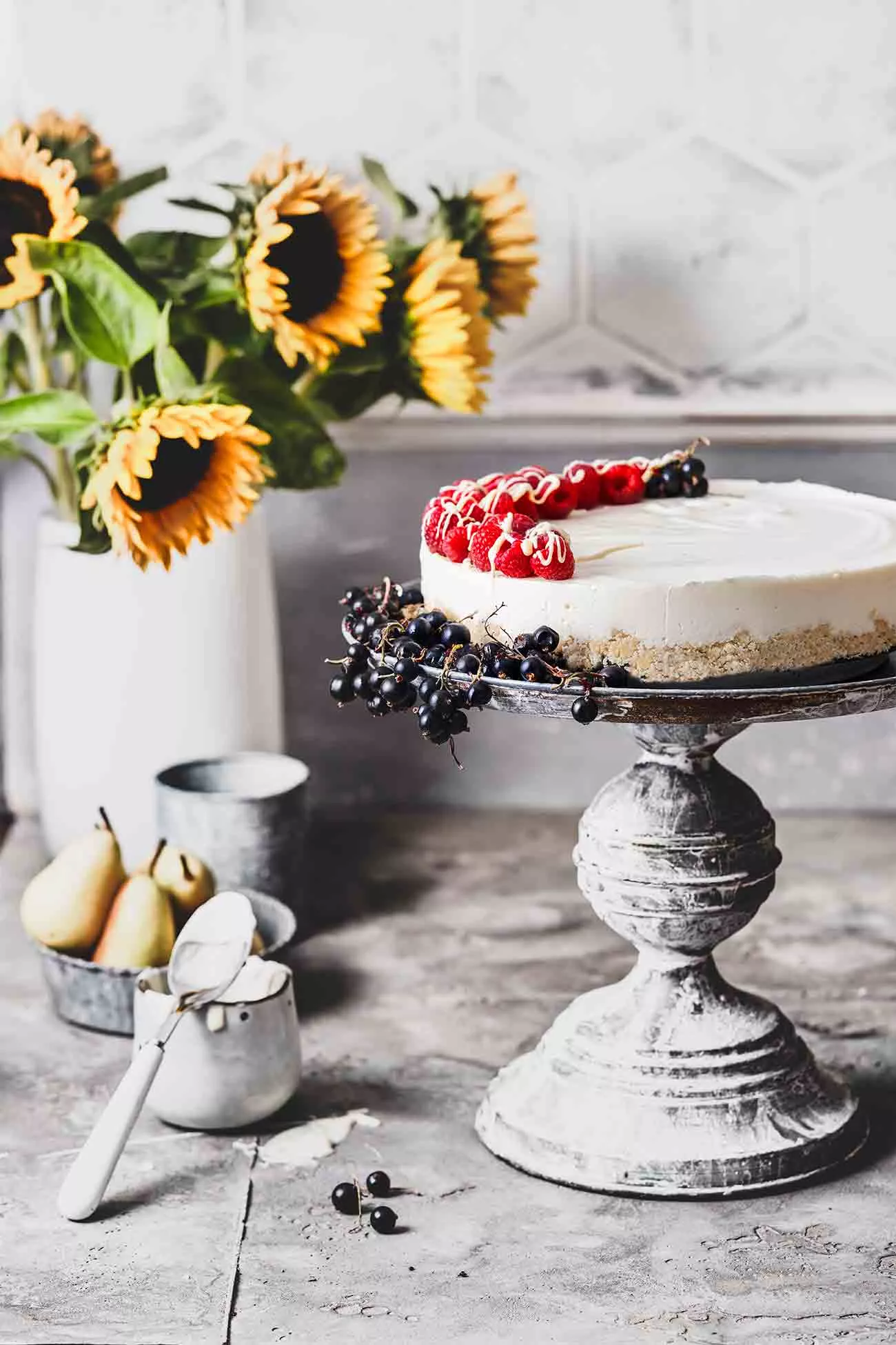 Dieser No-Bake Kokos-Cheesecake ist ein einfaches, so leckeres Dessert ohne Backen, perfekt für das sonnige Wochenende. Die Füllung besteht aus Frischkäse, Sahne und Kokosmilch. Das Topping ist eine Mischung aus fruchtigen Himbeeren und einem Hauch weißer Schokolade. 
