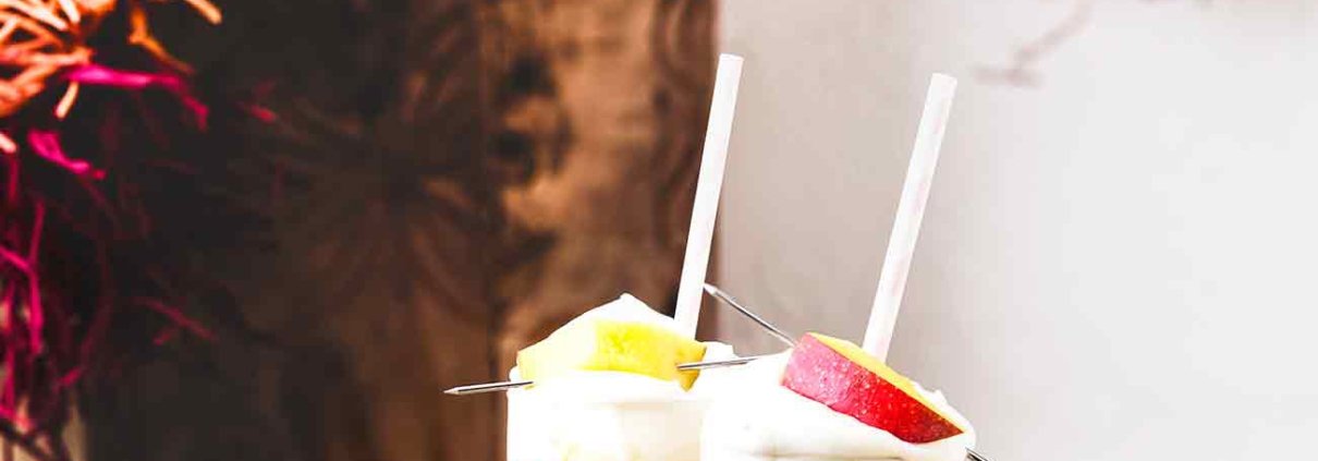 Mango und Kaffee passen einfach perfekt zusammen. Frische, pürierte Mango aufgegossen mit einem Cold Brew und als Topping ein Klecks Sahne, das hört sich doch nach einer perfekten Erfrischung an, bevor uns der Herbst einholt, oder? Die Kaffeebohnen der Jacobs Expertenröstung Crema Italiano eignen sich perfekt für den „coolen“ Drink, denn die dunkle Röstung harmonisiert richtig gut mit der aromatischen, süßen Mango.