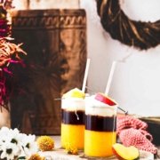 Mango und Kaffee passen einfach perfekt zusammen. Frische, pürierte Mango aufgegossen mit einem Cold Brew und als Topping ein Klecks Sahne, das hört sich doch nach einer perfekten Erfrischung an, bevor uns der Herbst einholt, oder? Die Kaffeebohnen der Jacobs Expertenröstung Crema Italiano eignen sich perfekt für den „coolen“ Drink, denn die dunkle Röstung harmonisiert richtig gut mit der aromatischen, süßen Mango.