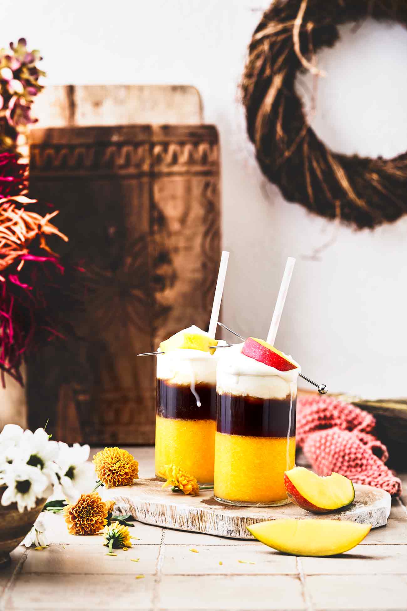 Mango und Kaffee passen einfach perfekt zusammen. Frische, pürierte Mango aufgegossen mit einem Cold Brew und als Topping ein Klecks Sahne, das hört sich doch nach einer perfekten Erfrischung an, bevor uns der Herbst einholt, oder? Die Kaffeebohnen der Jacobs Expertenröstung Crema Italiano eignen sich perfekt für den „coolen“ Drink, denn die dunkle Röstung harmonisiert richtig gut mit der aromatischen, süßen Mango. 