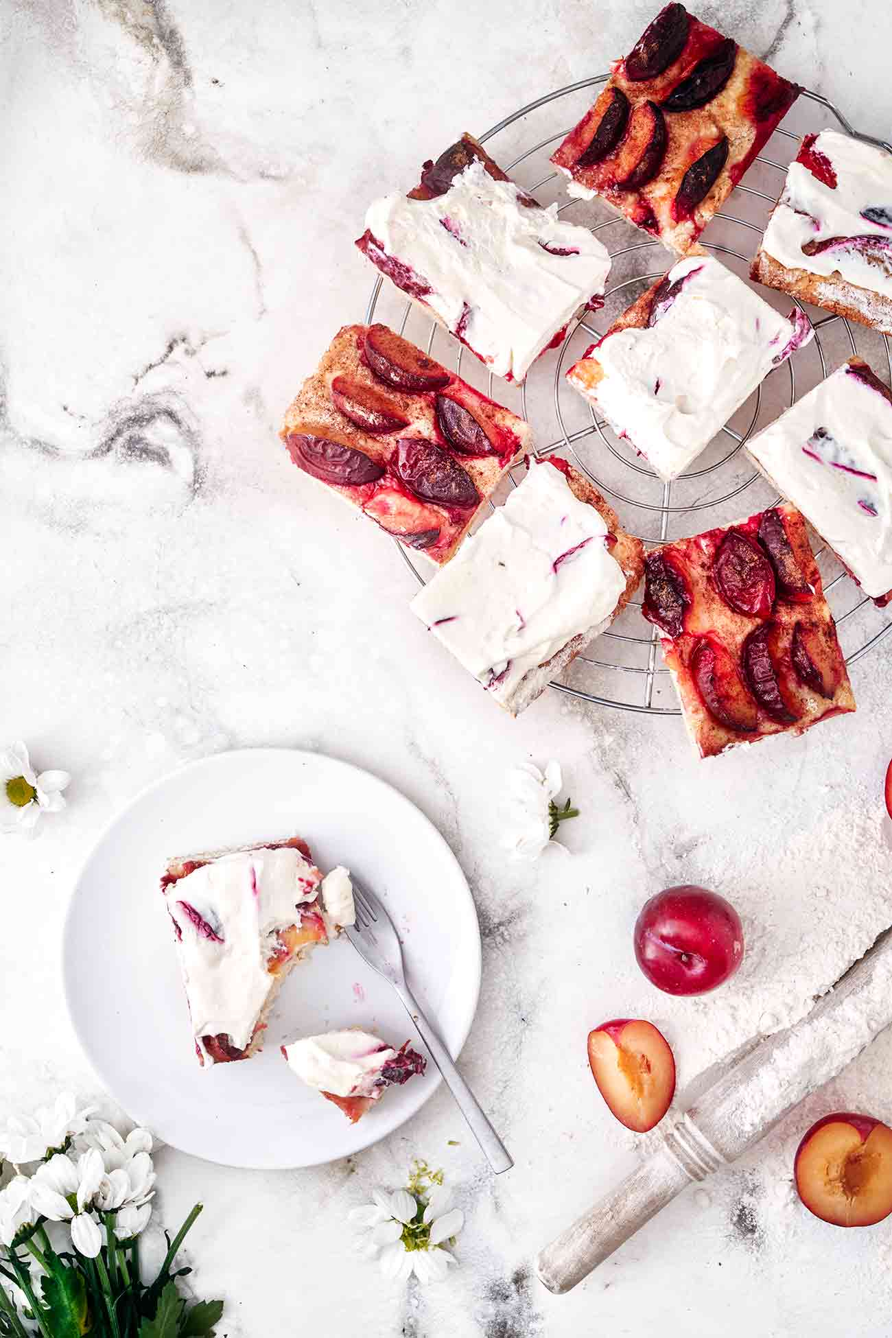 Mit Schmand schmeckt alles besser. Immer! Und so ein fruchtiger Blechkuchen aus Quark-Ölteig mit einem Hauch Zimt und braunem Zucker wird mit dem Schmand-Sahne Topping zum leckersten Pflaumenkuchen der Welt. 