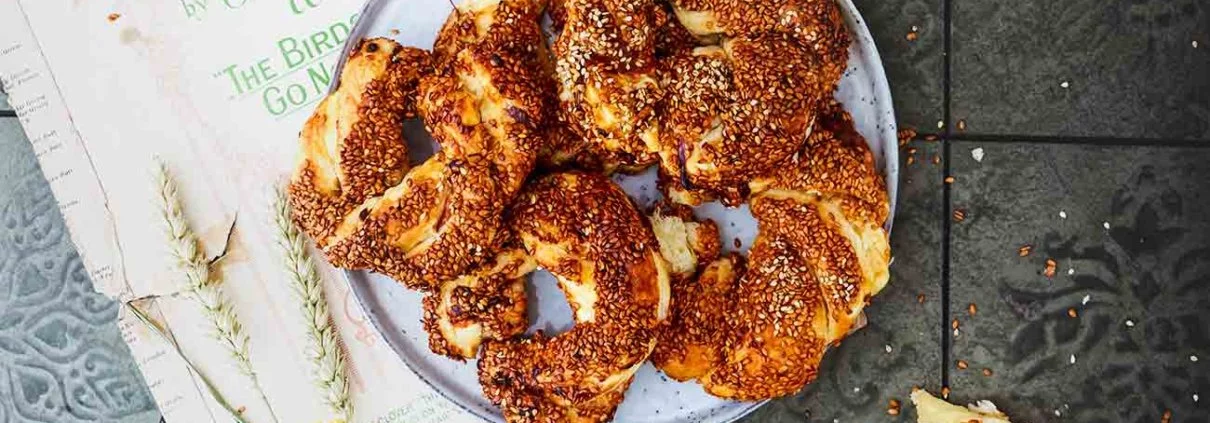 Simit? Hier bitte. Ich bin ein ganz großer Fan der Sesamkringel. Am liebsten noch etwa lauwarm mit Frischkäse und Konfitüre oder gefüllt mit Käse. Meine „quick & easy“ Simit sind aus Blätterteig und genau so schnell gemacht wie gegessen. Richtig lecker.