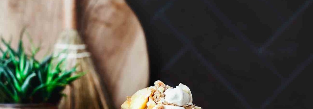 Das wohl leckerste Dessert kommt jetzt! Ich wiederhole mich gern: Ihr müsst es ausprobieren. Karamell, Äpfel geschmort in Butter und Zucker und als Krönung Sahne und knsuprige Mandelstreusel.