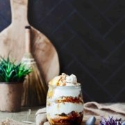 Das wohl leckerste Dessert kommt jetzt! Ich wiederhole mich gern: Ihr müsst es ausprobieren. Karamell, Äpfel geschmort in Butter und Zucker und als Krönung Sahne und knsuprige Mandelstreusel.