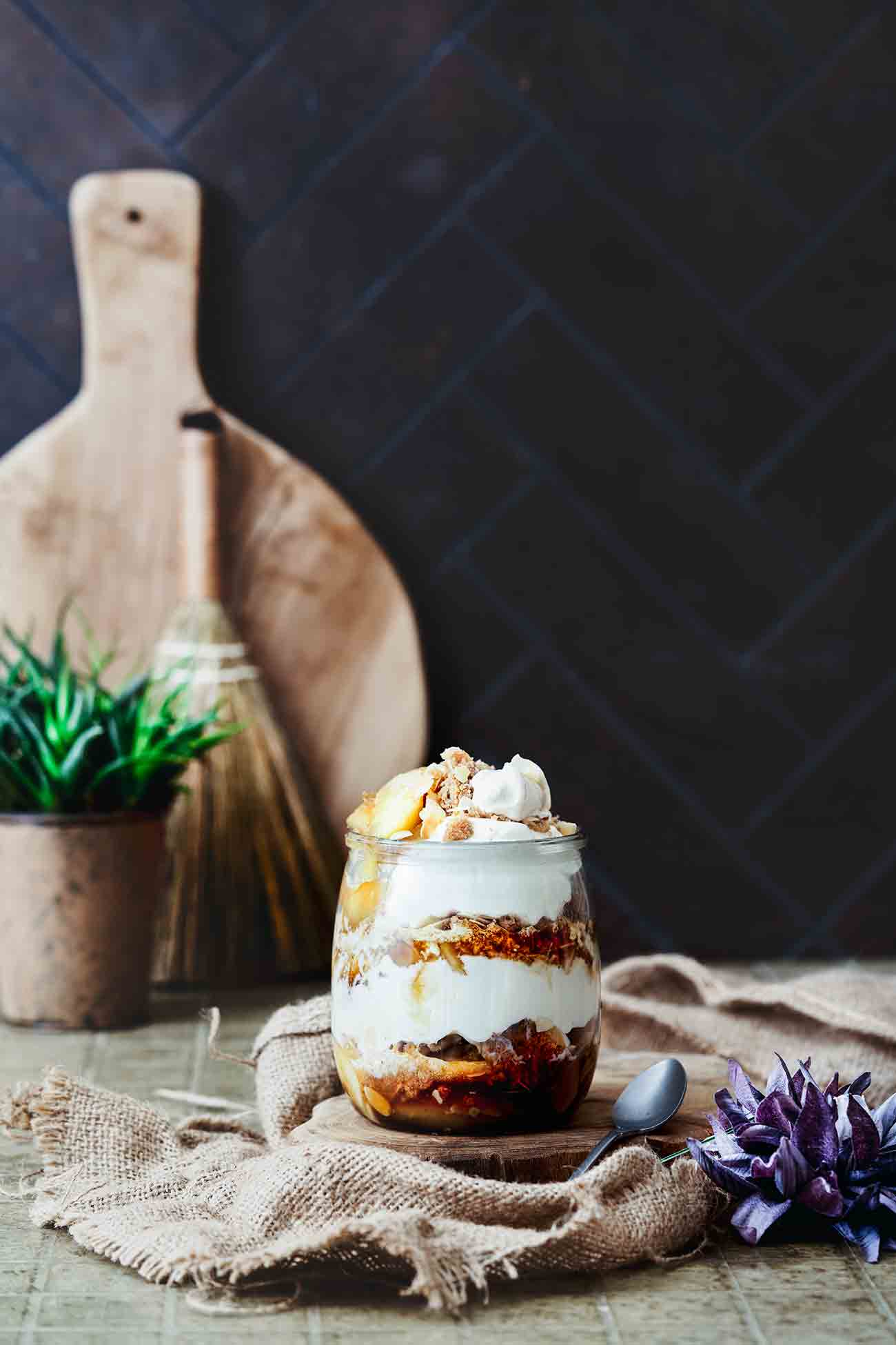 Das wohl leckerste Dessert kommt jetzt! Ich wiederhole mich gern: Ihr müsst es ausprobieren. Karamell, Äpfel geschmort in Butter und Zucker und als Krönung Sahne und knsuprige Mandelstreusel. 