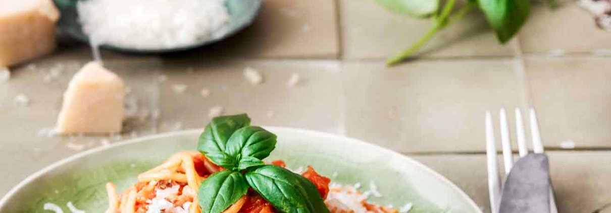 Im Garten wachsen sie bereits wieder unkontrolliert vor sich hin. Dieses Jahr werden sie fast alle zu dieser unglaublich leckeren, vegetarischen Bolognese gekocht. Ich mache dies immer direkt im ganz großen Stil und koche mir mindestens 8 Portionen ein. Für mich einer der leckersten Tomatensoßen, die ich kenne. Ein paar Gläschen dieser Soße werden noch etwas mit Crème fraîche verfeinert und werden so zu einem leckeren „sommerlichen“ Brotaufstrich.
