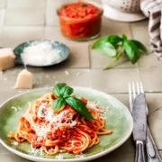 Im Garten wachsen sie bereits wieder unkontrolliert vor sich hin. Dieses Jahr werden sie fast alle zu dieser unglaublich leckeren, vegetarischen Bolognese gekocht. Ich mache dies immer direkt im ganz großen Stil und koche mir mindestens 8 Portionen ein. Für mich einer der leckersten Tomatensoßen, die ich kenne. Ein paar Gläschen dieser Soße werden noch etwas mit Crème fraîche verfeinert und werden so zu einem leckeren „sommerlichen“ Brotaufstrich.