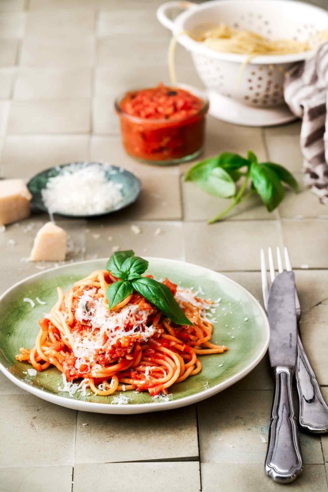 Im Garten wachsen sie bereits wieder unkontrolliert vor sich hin. Dieses Jahr werden sie fast alle zu dieser unglaublich leckeren, vegetarischen Bolognese gekocht. Ich mache dies immer direkt im ganz großen Stil und koche mir mindestens 8 Portionen ein. Für mich einer der leckersten Tomatensoßen, die ich kenne. Ein paar Gläschen dieser Soße werden noch etwas mit Crème fraîche verfeinert und werden so zu einem leckeren „sommerlichen“ Brotaufstrich.