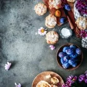 Feuchte Zwetschgen-Muffins mit Zuckerstreusel, frisch aus dem Ofen. Die könnte ich glatt zum Frühstück verspeisen, wenn ich nicht schon gestern alle aufgegessen hätte. Aber die Zwetschgen- und Pflaumensaison ist ja noch ein bisschen.