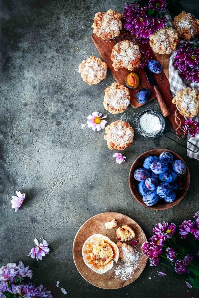 Feuchte Zwetschgen-Muffins mit Zuckerstreusel, frisch aus dem Ofen. Die könnte ich glatt zum Frühstück verspeisen, wenn ich nicht schon gestern alle aufgegessen hätte. Aber die Zwetschgen- und Pflaumensaison ist ja noch ein bisschen.