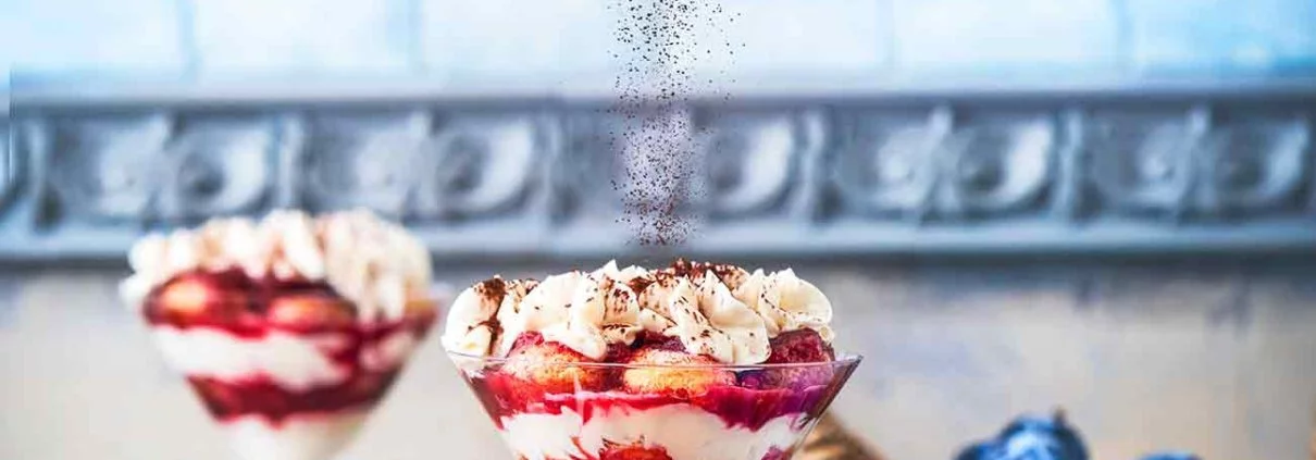 „Hach“…ich denke gerne daran zurück, als ich dieses Tiramisu verspeist habe. Ok, das ist jetzt auch gerade mal erst 12 Stunden her, als ich mir das Gläschen zum Abendessen gegönnt habe. Der Rest wartet heute ganz brav in einer Auflaufform auf mich.