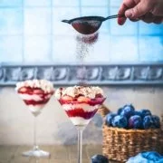 „Hach“…ich denke gerne daran zurück, als ich dieses Tiramisu verspeist habe. Ok, das ist jetzt auch gerade mal erst 12 Stunden her, als ich mir das Gläschen zum Abendessen gegönnt habe. Der Rest wartet heute ganz brav in einer Auflaufform auf mich.