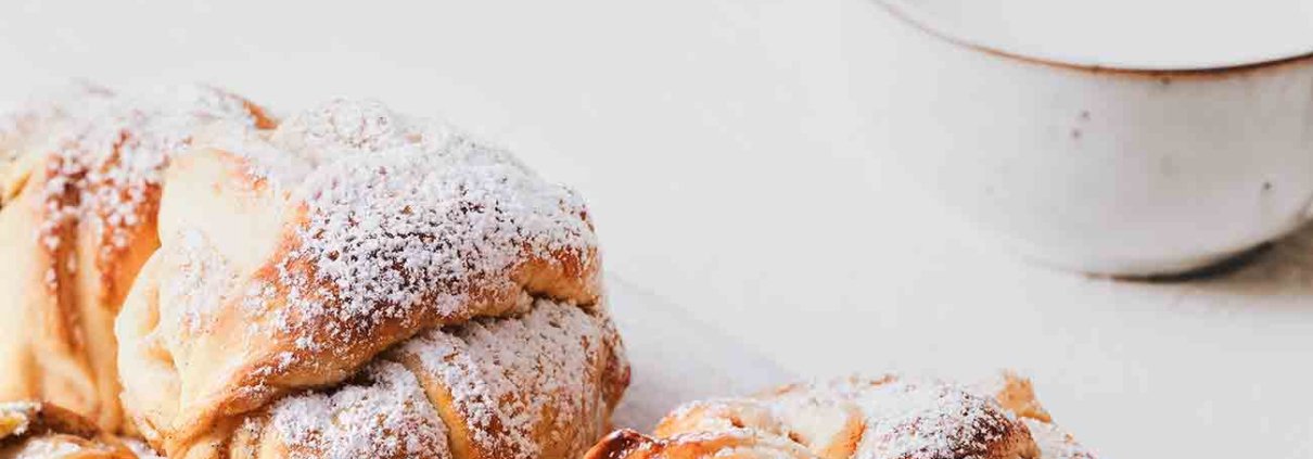 Bei den Apfelknoten habe ich mich wirklich gefragt, warum ich nicht direkt die doppelte Menge gemacht habe. Die waren so buttrig weich, dass ich sie einfach schnell verspeist habe. Einen zum Frühstück, einen als Nachtisch, einen zum Mittagskaffe und einen für Zwischendurch. Na ja, und als Betthupferl eignen sie sich auch.