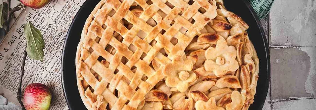 Mehr Apfel geht nicht. Und der Geschmack ist einfach sensationell. Im Inneren verbindet sich beim Backen der ausgetretene Apfelsaft mit dem Zucker, Zimt und der Vanille….da bekomme ich beim Schreiben schon wieder Hunger.