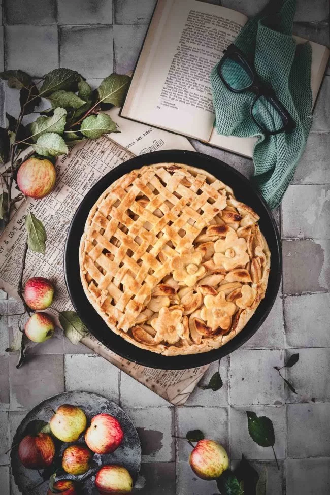 Mehr Apfel geht nicht. Und der Geschmack ist einfach sensationell. Im Inneren verbindet sich beim Backen der ausgetretene Apfelsaft mit dem Zucker, Zimt und der Vanille….da bekomme ich beim Schreiben schon wieder Hunger.