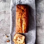 Ein normaler Kastenkuchen? Aber nein! Ein feuchter Vanillekuchen, säuerliche Äpfel mit ganz viel Zimt und Zucker und eine süße Puderzuckerglasur. Ein richtig guter Kuchen, der wie ein warmer Apfelkrapfen schmeckt.