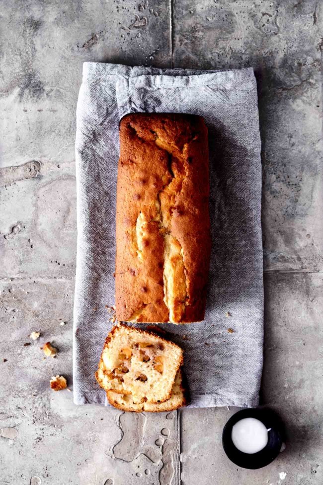 Ein normaler Kastenkuchen? Aber nein! Ein feuchter Vanillekuchen, säuerliche Äpfel mit ganz viel Zimt und Zucker und eine süße Puderzuckerglasur. Ein richtig guter Kuchen, der wie ein warmer Apfelkrapfen schmeckt.