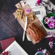 Das beste (und einfachste) Bananenbrot … Eine Schüssel, Grundzutaten aus der Vorratskammer, super schnell zusammengerührt... und SO KÖSTLICH! Ja, all das fasst dieses Bananenbrot ziemlich gut zusammen. Mit überreifen Bananen, Vanille und dicken Schokoladenstücken wird dies sicher auch zu deinem Lieblings-Bananenbrot.