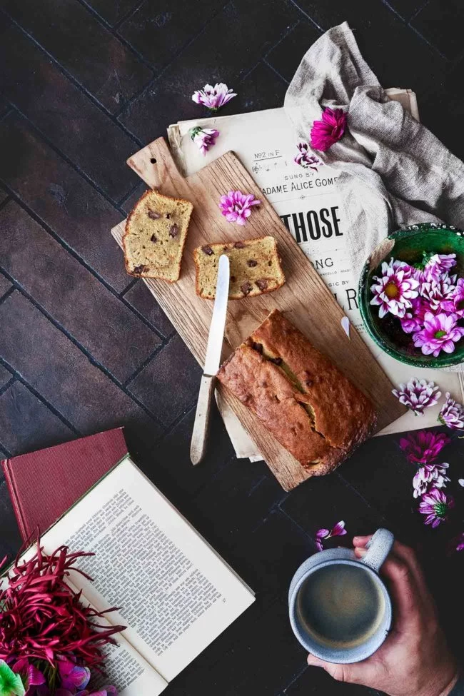 Das beste (und einfachste) Bananenbrot … Eine Schüssel, Grundzutaten aus der Vorratskammer, super schnell zusammengerührt... und SO KÖSTLICH! Ja, all das fasst dieses Bananenbrot ziemlich gut zusammen. Mit überreifen Bananen, Vanille und dicken Schokoladenstücken wird dies sicher auch zu deinem Lieblings-Bananenbrot.