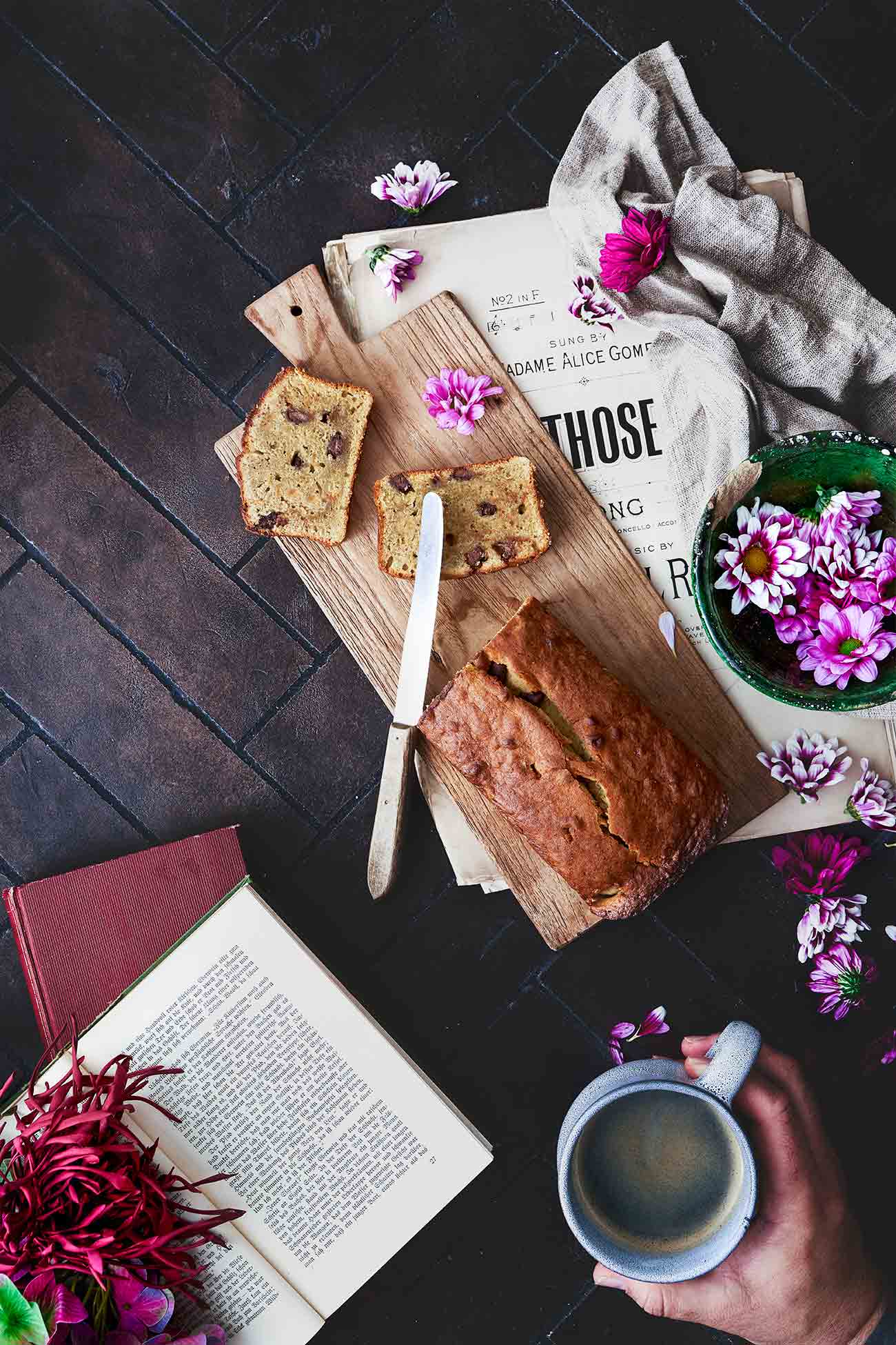 Das beste (und einfachste) Bananenbrot … Eine Schüssel, Grundzutaten aus der Vorratskammer, super schnell zusammengerührt... und SO KÖSTLICH! Ja, all das fasst dieses Bananenbrot ziemlich gut zusammen. Mit überreifen Bananen, Vanille und dicken Schokoladenstücken wird dies sicher auch zu deinem Lieblings-Bananenbrot. 