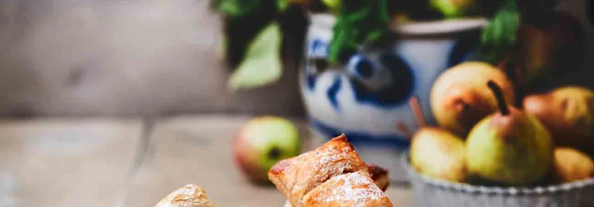 Manchmal muss es einfach schnell gehen. Das bedeutet aber nicht, dass man den Geschmack für die Bequemlichkeit opfern muss. Die fruchtige Birnen und Apfelwürfel mit etwas Zimt sind unglaublich aromatisch, rundherum knuspriger Blätterteig… perfekt zum Mitnehmen, aber auch zum verweilen und genießen.