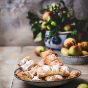 Manchmal muss es einfach schnell gehen. Das bedeutet aber nicht, dass man den Geschmack für die Bequemlichkeit opfern muss. Die fruchtige Birnen und Apfelwürfel mit etwas Zimt sind unglaublich aromatisch, rundherum knuspriger Blätterteig… perfekt zum Mitnehmen, aber auch zum verweilen und genießen.