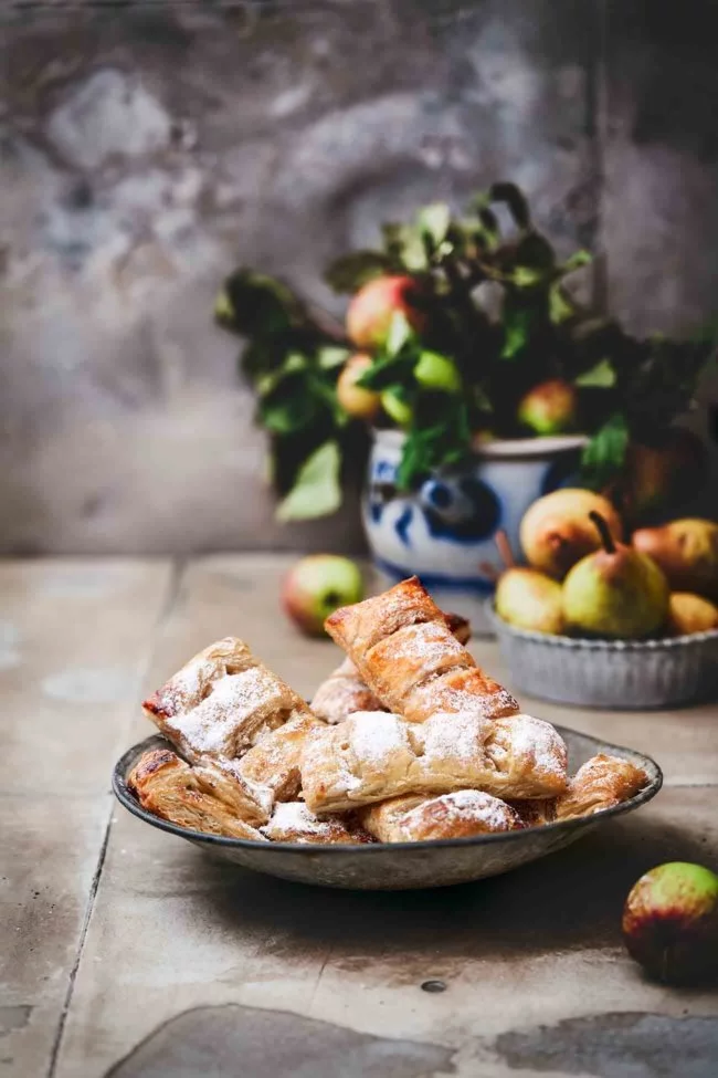 Manchmal muss es einfach schnell gehen. Das bedeutet aber nicht, dass man den Geschmack für die Bequemlichkeit opfern muss. Die fruchtige Birnen und Apfelwürfel mit etwas Zimt sind unglaublich aromatisch, rundherum knuspriger Blätterteig… perfekt zum Mitnehmen, aber auch zum verweilen und genießen.