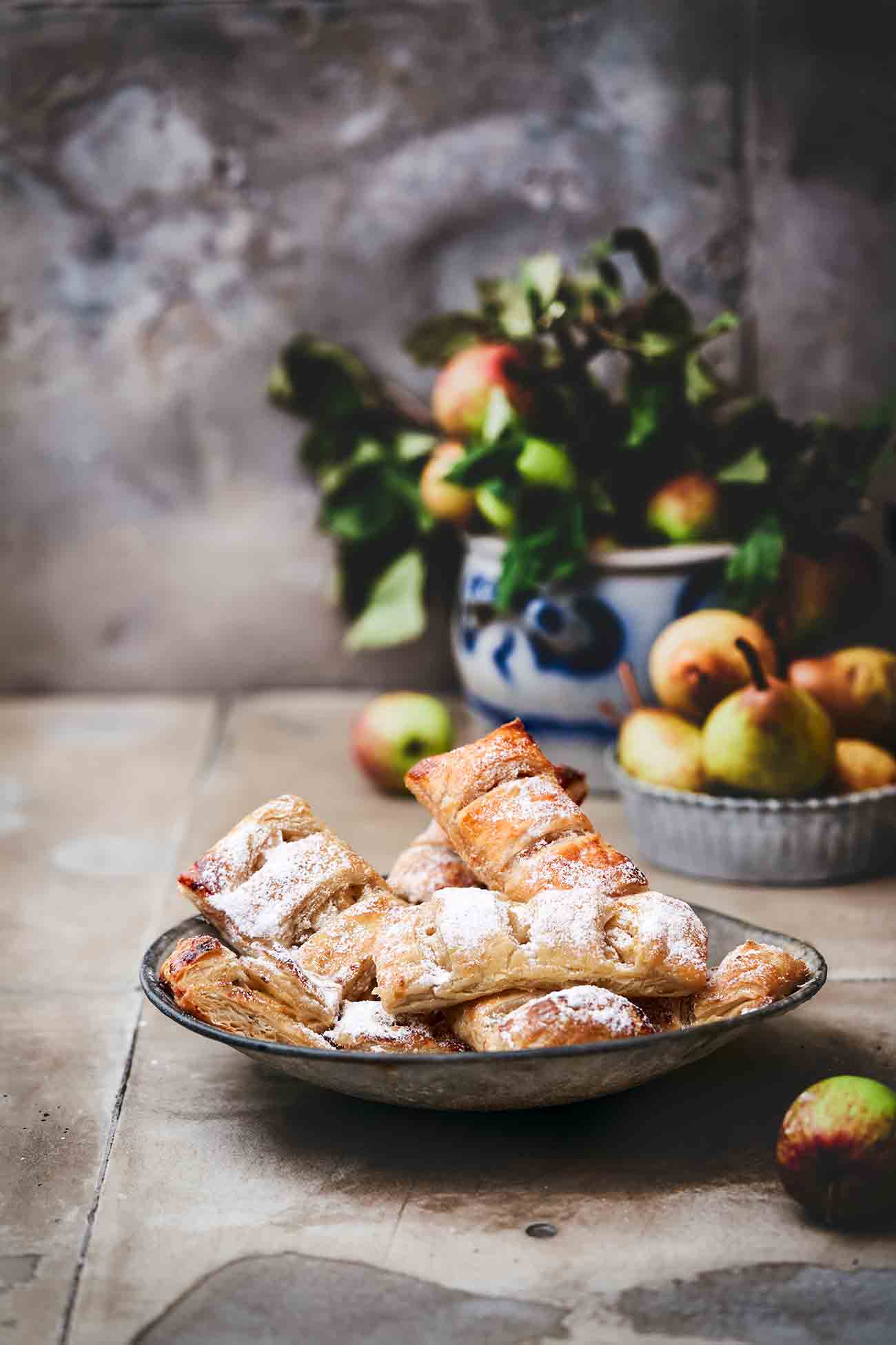 Manchmal muss es einfach schnell gehen. Das bedeutet aber nicht, dass man den Geschmack für die Bequemlichkeit opfern muss. Die fruchtige Birnen und Apfelwürfel mit etwas Zimt sind unglaublich aromatisch, rundherum knuspriger Blätterteig… perfekt zum Mitnehmen, aber auch zum verweilen und genießen. 