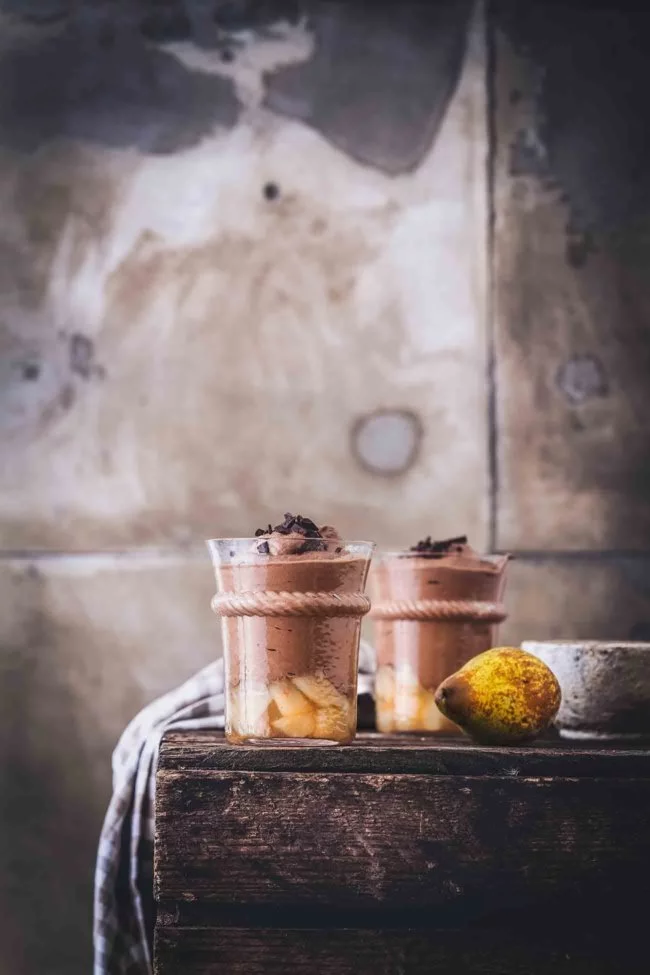 Wochenende schon wieder vorbei. Und wie es aussieht, verabschiedete sich mit diesem Wochenende auch der Sommer. Als Trost habe ich für dich ein fluffiges Schokoladen-Mousse auf Birnenkompott.