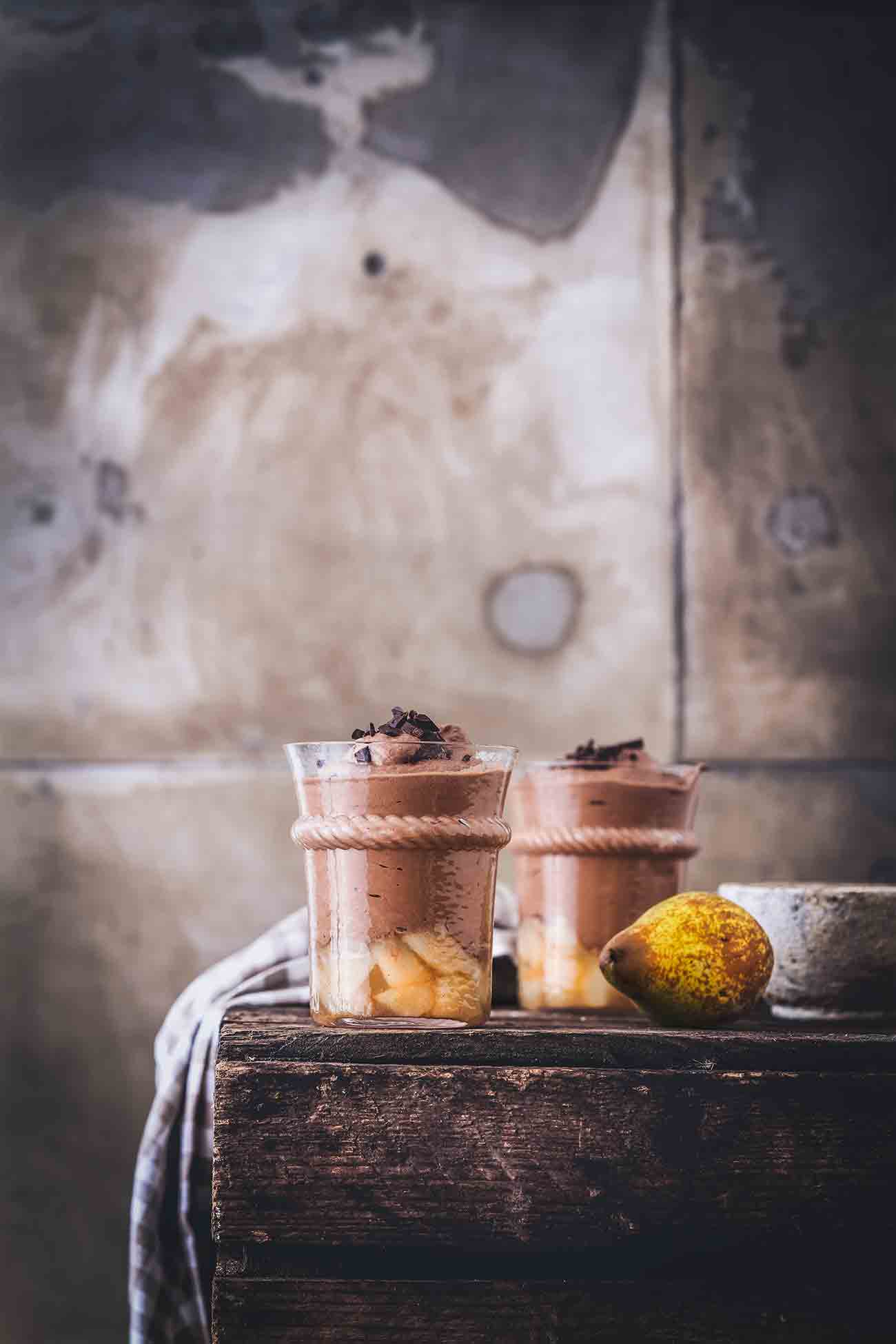 Wochenende schon wieder vorbei. Und wie es aussieht, verabschiedete sich mit diesem Wochenende auch der Sommer. Als Trost habe ich für dich ein fluffiges Schokoladen-Mousse auf Birnenkompott. 