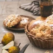 Frühstück schon vorbei? Oder kann ich dich noch mit ein paar frischen Hefebrötchen, gefüllt mit Birnen und bedeckt mit Streuseln überreden? So lecker.