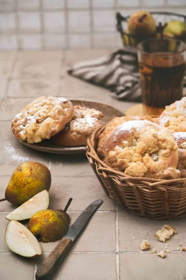 Frühstück schon vorbei? Oder kann ich dich noch mit ein paar frischen Hefebrötchen, gefüllt mit Birnen und bedeckt mit Streuseln überreden? So lecker.