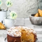 Ein Birnenkuchen nach meinem Geschmack, mit leichten Vanillenoten und buttrigen Mandeln und dazu noch flott gemacht. Ich hoffe, du magst Birnen, weil ich diesen Kuchen einfach liebe.