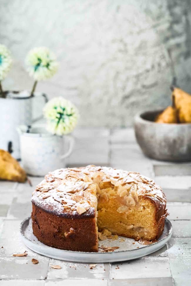 Ein Birnenkuchen nach meinem Geschmack, mit leichten Vanillenoten und buttrigen Mandeln und dazu noch flott gemacht. Ich hoffe, du magst Birnen, weil ich diesen Kuchen einfach liebe.